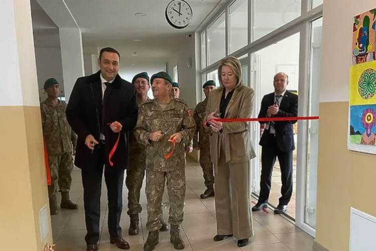 GDJE PRESTAJE LOGIKA NASTAJE BiH Svečanim presijecanjem vrpce ozvaničeno postavljanje zavjesa u školi