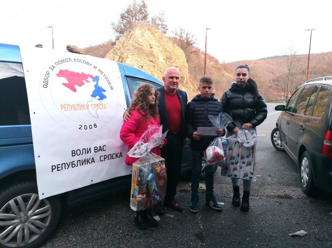 PREDIVAN GEST Uručene stipendije i novogodišnji paketići srpskoj djeci sa Kosmeta