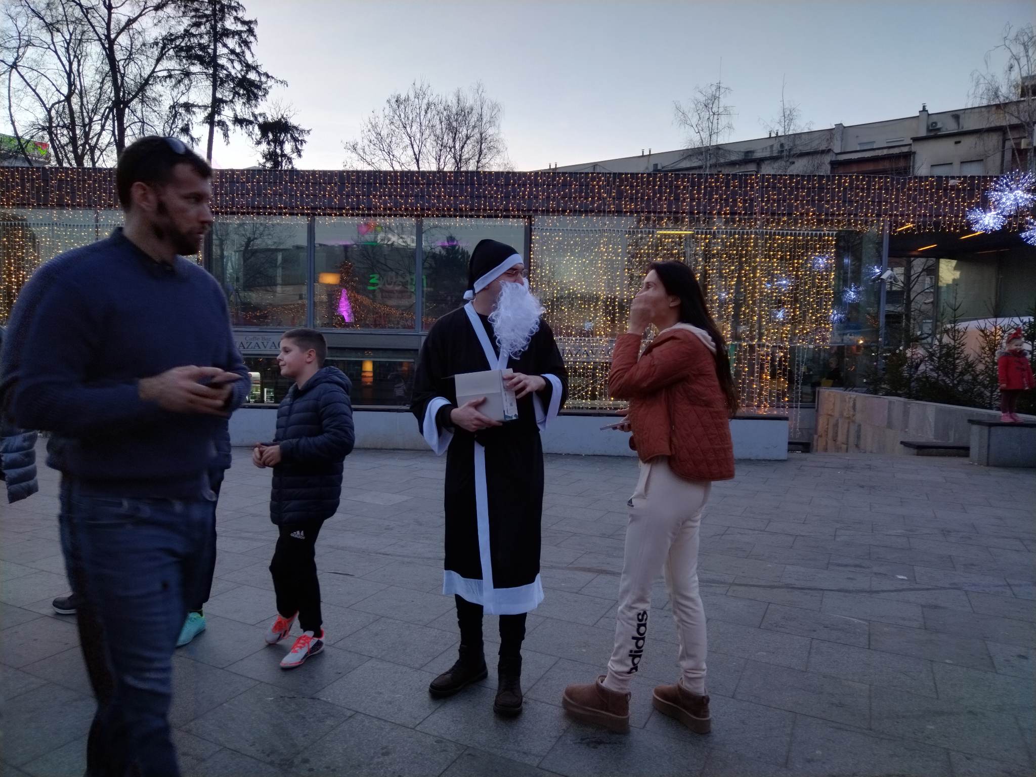 CRNI DJED MRAZ UOČEN NA ULICAMA BANJALUKE Građani u nevjerici posmatraju, svi se pitaju samo jedno (FOTO)