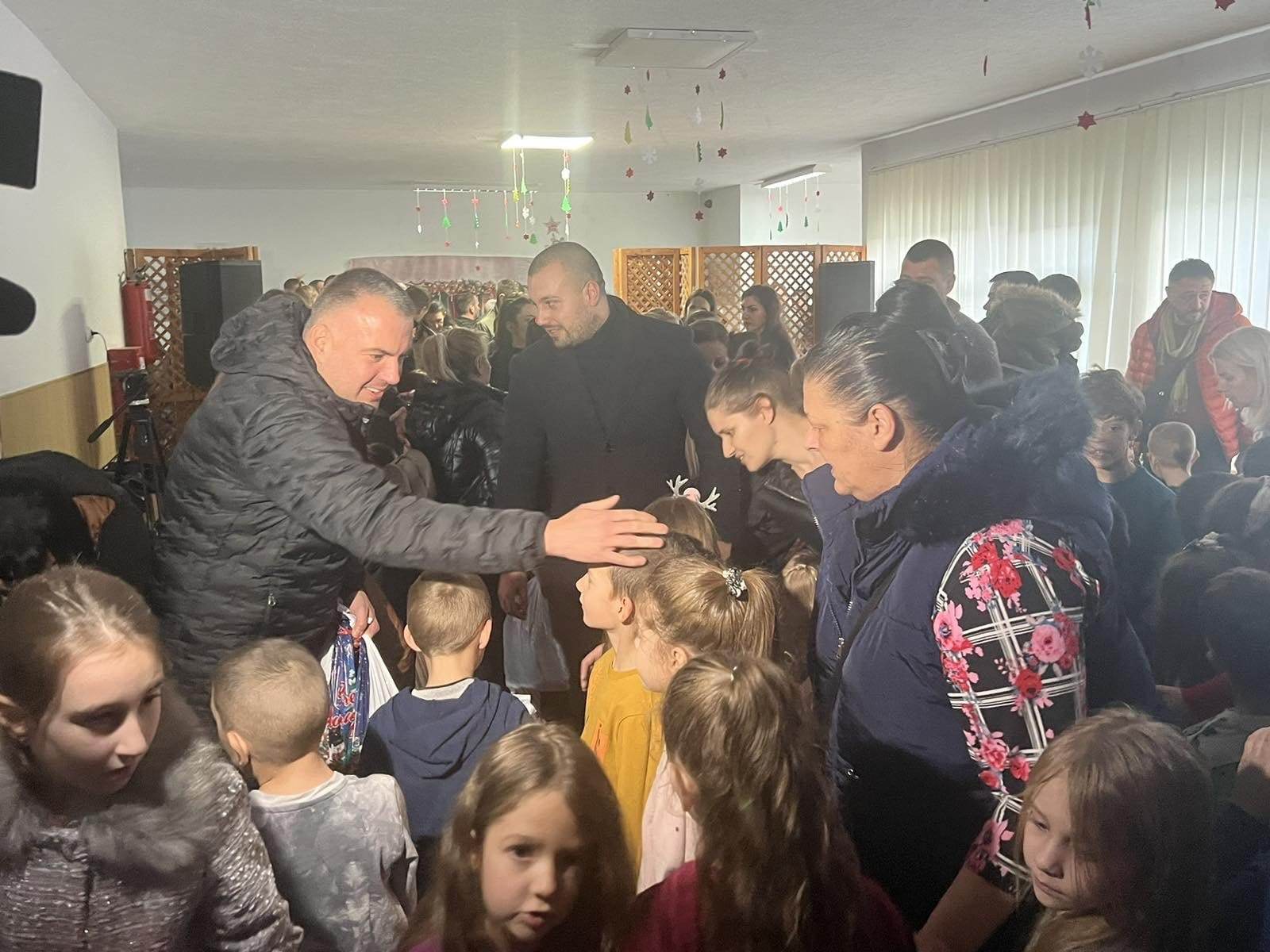 DJELA KOJA GOVORE VIŠE OD RIJEČI Siniša Vidović poklonima ugrijao srca mališana iz Zvečana (FOTO/VIDEO)
