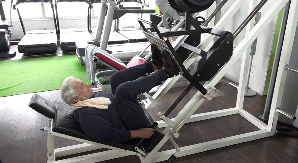 "SUPERDEDA" IZ PRIJEDORA DIŽE 100 KG IZ BENČA Ostoja (76) ne izlazi iz teretane: "Mogu povući, mogu biceps raditi"