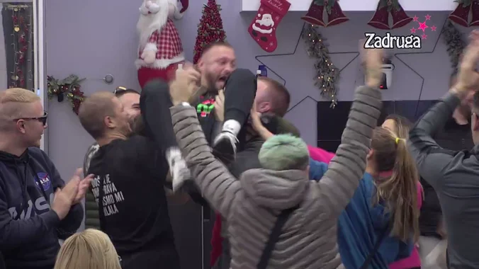 ŠA ZAPLAKAO OD SREĆE Radosne vijesti za repera prekinule porodični sastanak (VIDEO)