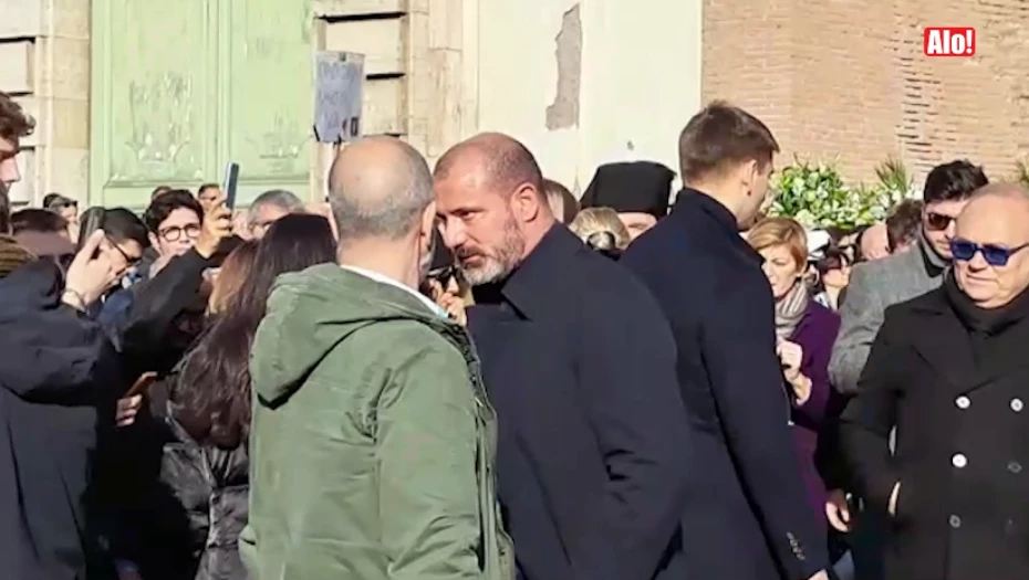 STANKOVIĆ ISPRATIO MIHU NA VJEČNI POČINAK! Iznio kovčeg iz bazilike pa se slomio opraštajući se: Bili su više od prijatelja - braća, kumovi i saborci (FOTO/VIDEO)