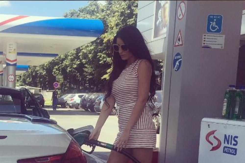 NIJE BRENA, NIJE CECA, ONA JE NAJBOGATIJA SRPSKA PJEVAČICA Na nogama nosi suvo zlato, a tašna joj vrijedi ko 2 stana