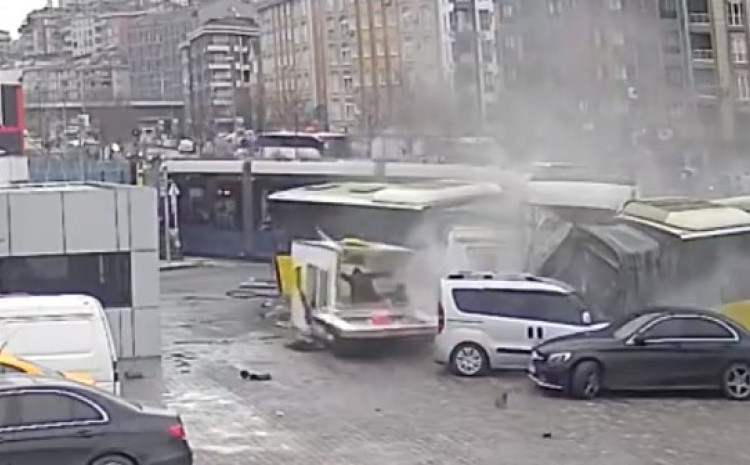 (UZNEMIRUJUĆI VIDEO) STRAVIČNA NESREĆA U ISTANBULU Pogledajte trenutak sudara tramvaja i autobusa