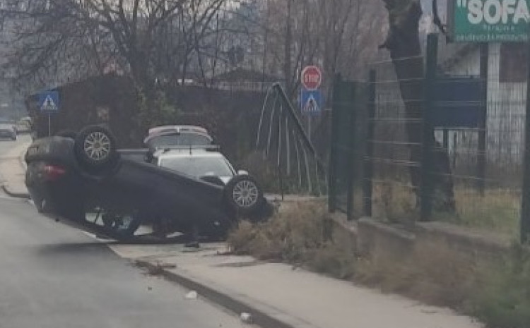 SAOBRAĆAJNA NESREĆA U SARAJEVU Automobil izgubio kontrolu i završio na krovu