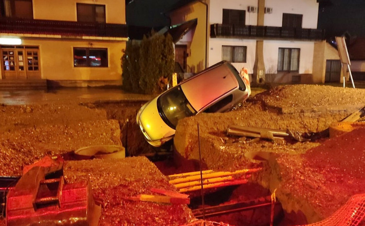 NESVAKIDAŠNJA NESREĆA NA BH. PUTEVIMA Automobilom upao u rupu na gradilištu