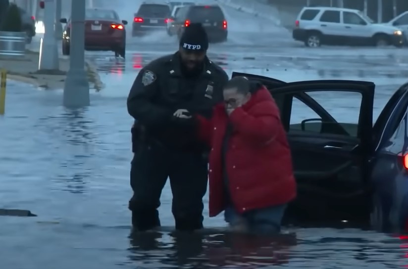 APOKALIPTIČNI PRIZORI U AMERICI Oko 200 miliona ljudi na udaru oluje, najmanje 12 mertvih: Zahvatila teritoriju od preko 3.200 kilometara (FOTO/VIDEO)