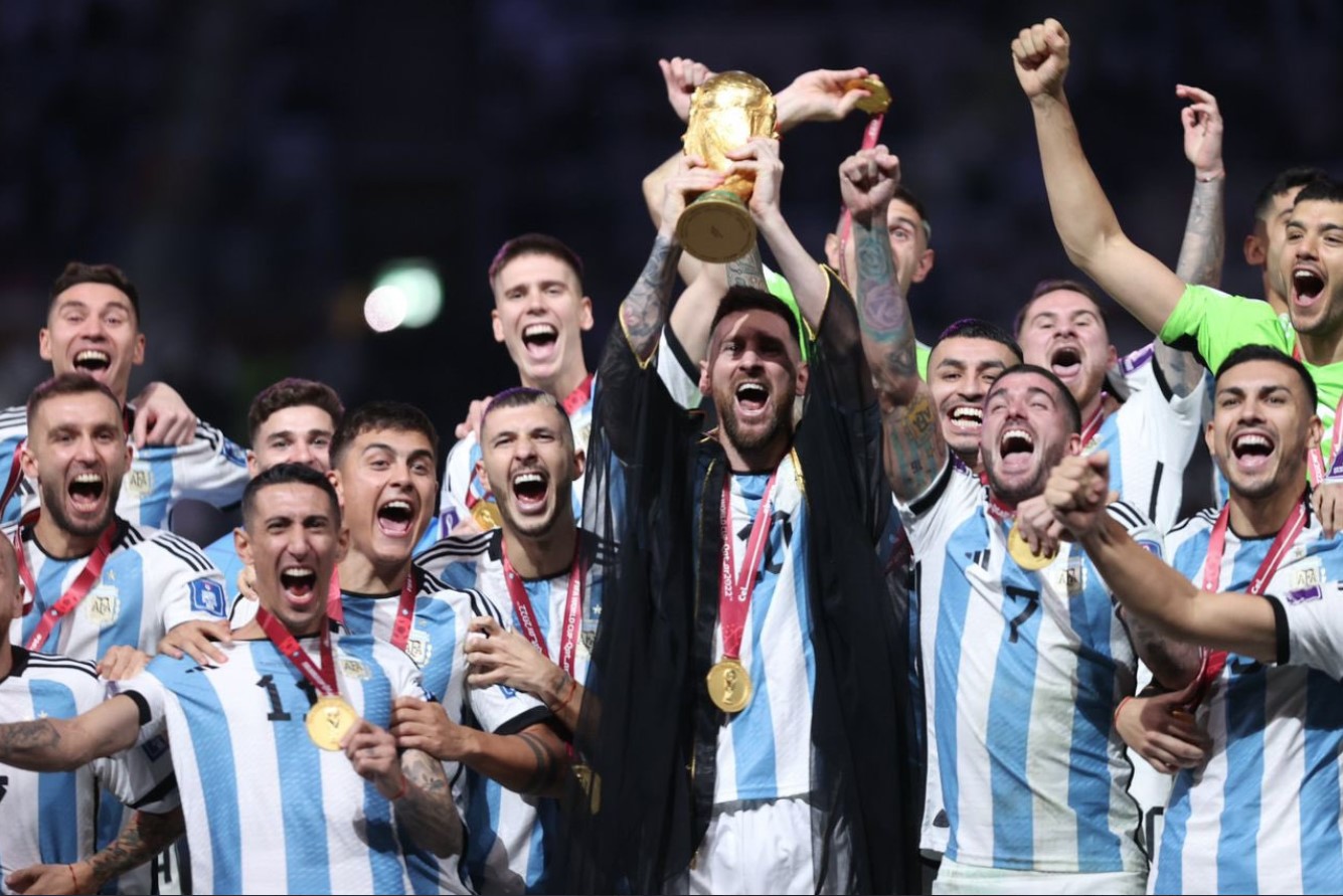 MESI LJUBI TROFEJ, MARADONA DIŽE SREDNJI PRST! Pogledajte momenat dodjele priznanja reprezentaciji Argentine (FOTO/VIDEO)