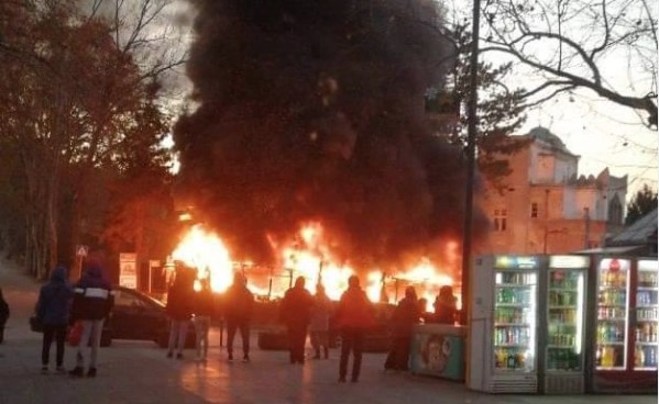 STRAVIČAN PRIZOR! Zapalio se, pa eksplodirao gradski autobus u Niškoj Banji (VIDEO)