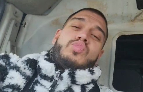 DEJAN ZA VOLANOM KOMBIJA, IMA PORUKU ZA ALEKS Optužila ga da je materijalista i da je i nju "iskvario" (VIDEO)