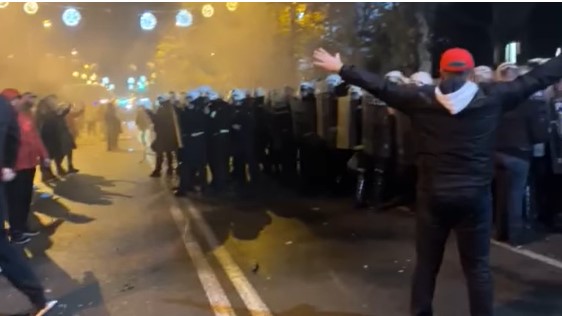 NEREDI ISPRED SKUPŠTINE CRNE GORE Usvojene izmjene Zakona o predsjedniku, okupljeni skandirali: „Izdaja, izdaja!“ (VIDEO)
