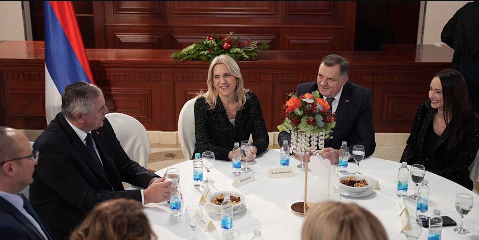 Dodik u UKC Srpske uručuje inkubatore i opremu za zbrinjavanje novorođenčadi