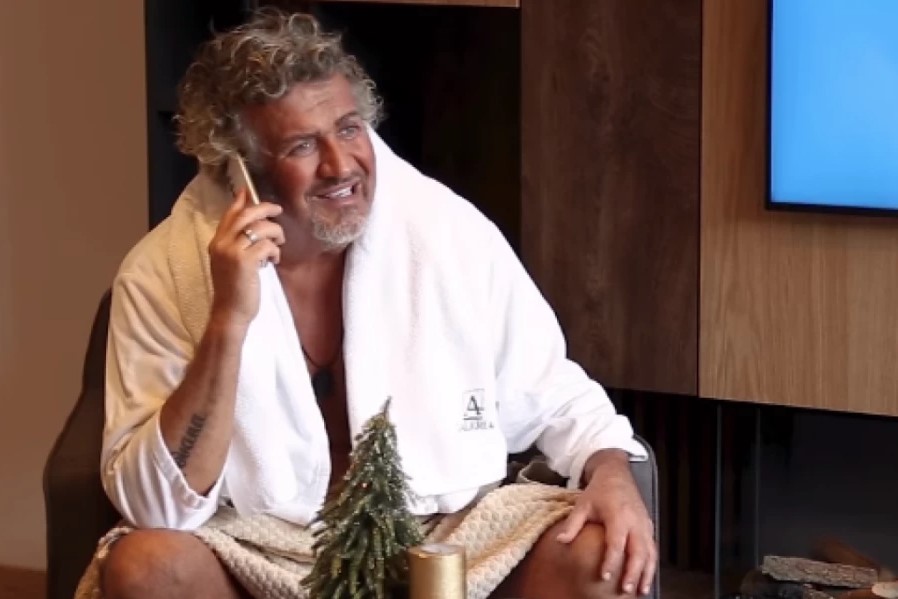 "KAKVA GODINA, TAKVA I JELKA" Maca ponio titulu kralja originalnosti! Pogledajte kako je okitio jelku! (FOTO)
