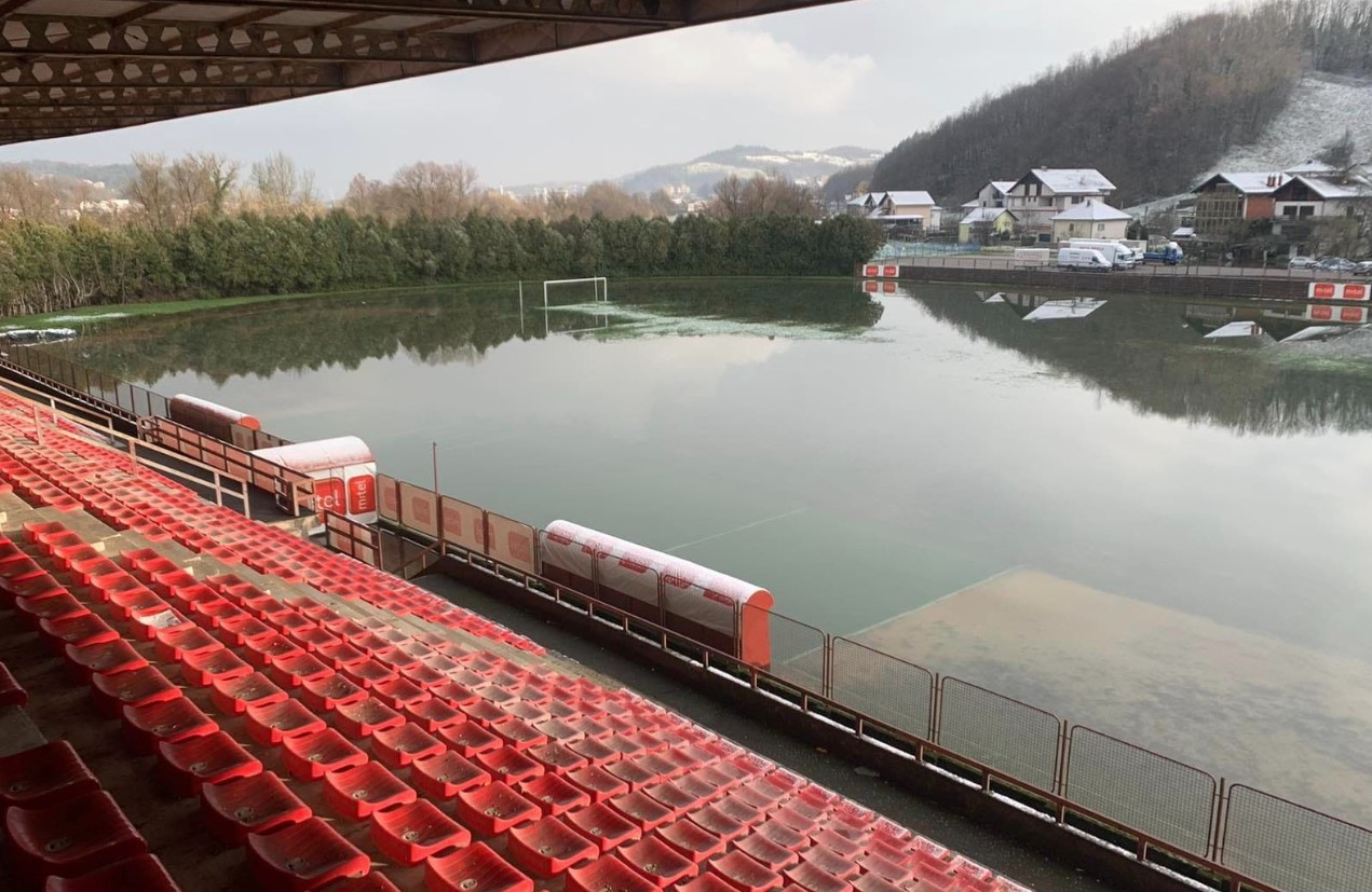 FUDBALSKI TEREN PRETVORIO SE U JEZERO Poplavljen stadion Slobode iz Novog Grada (FOTO)