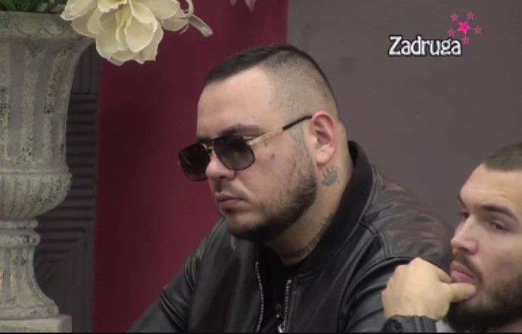CAR NASRNUO NA BRENDONA Filipu pao mrak na oči, pa uhvatio cimera za vrat i gurnuo mu glavu u sudoper (VIDEO)