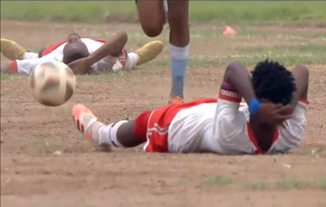 HIT! SVI FUDBALERI ZALEGLI NA TEREN, PROTIVNIK POSTIGAO GOL! Nikome nije jasno šta se ovdje desilo! (VIDEO)