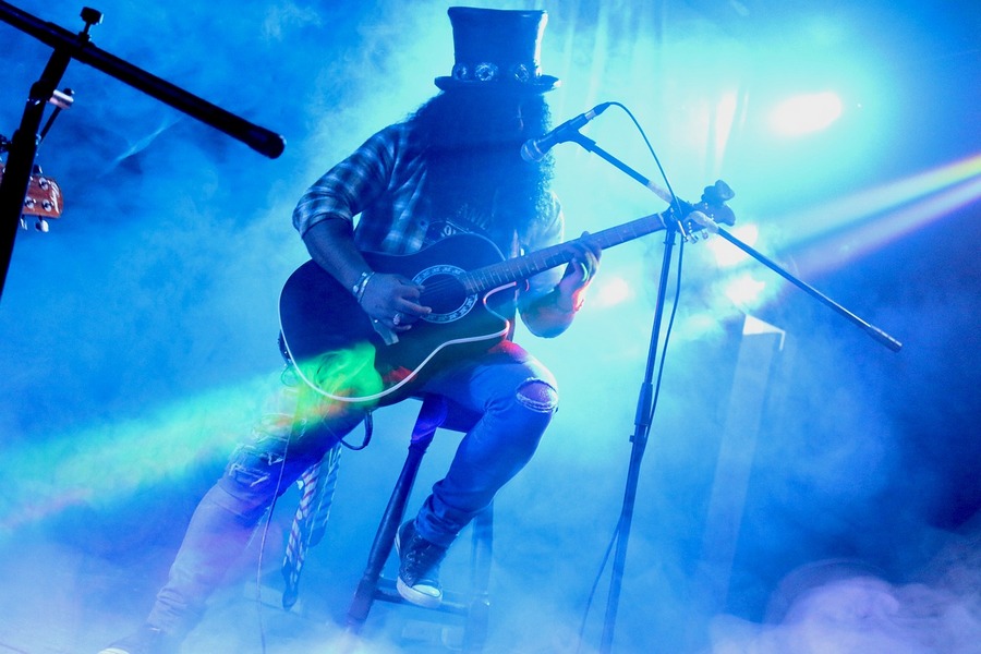 TRADICIJA BENDA "GUNS N’ ROSES" KRENULA PO ZLU Pjevač bacio mikrofon u publiku i polomio ženi nos