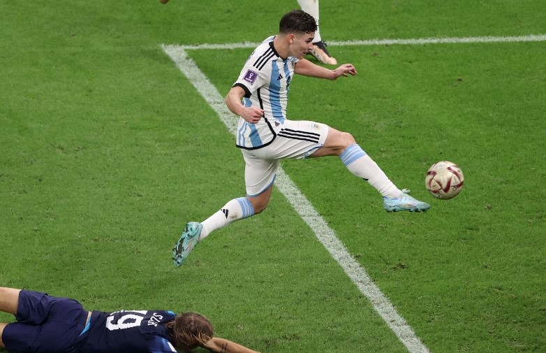 ARGENTINA VODI PROTIV HRVATSKE Mesi nezaustavljiv sa bijele tačke, Alvarez probio odbranu Hrvata