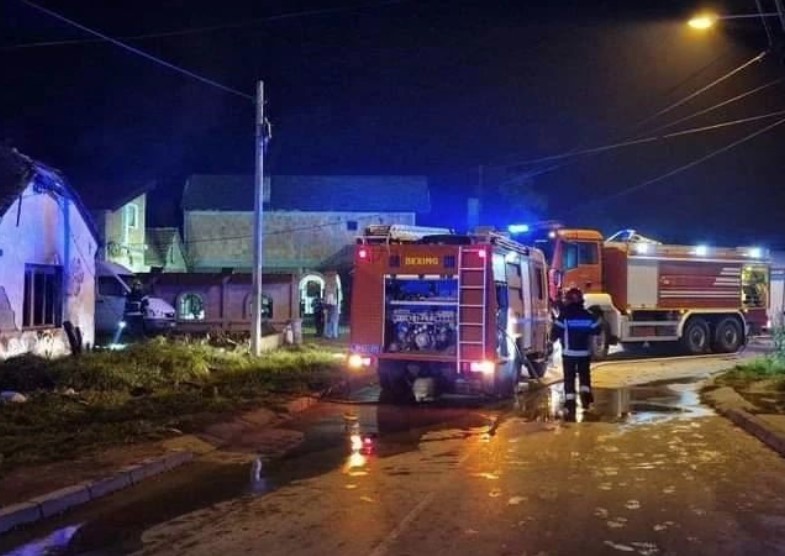 VELIKI POŽAR ZAHVATIO KUĆU Nakon gašenja, vatrogasce dočekao jeziv prizor (FOTO)