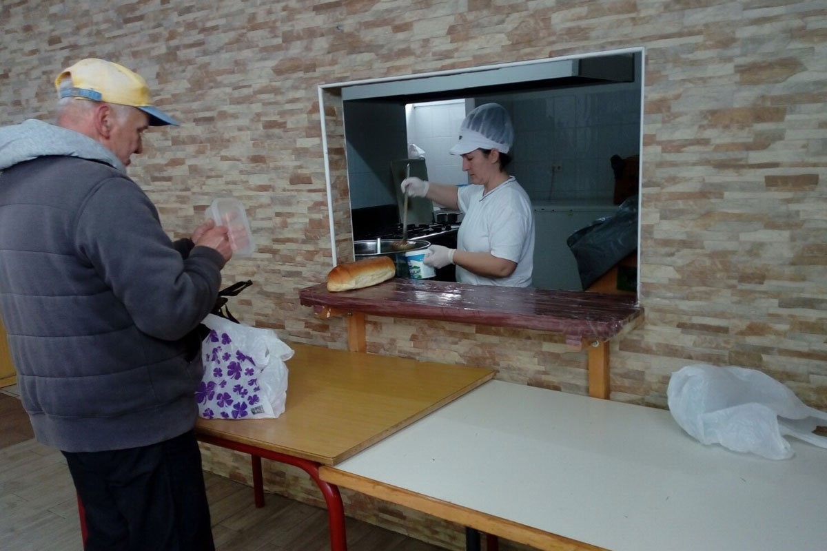 DOĐU NA JAVNI KAZAN KADA JE PENZIJA NA IZMAKU I ONI KOJI NEMAJU PRAVO Kriza natjerala Dobojlije u narodnu kuhinju, niko ne odlazi praznih ruku