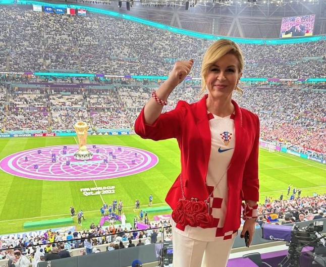 KOLINDA STIGLA U KATAR! Odjevna kombinacija mami pažnju navijača: Sa tribina pruža bezrezervnu podršku fudbalerima Hrvatske (FOTO)