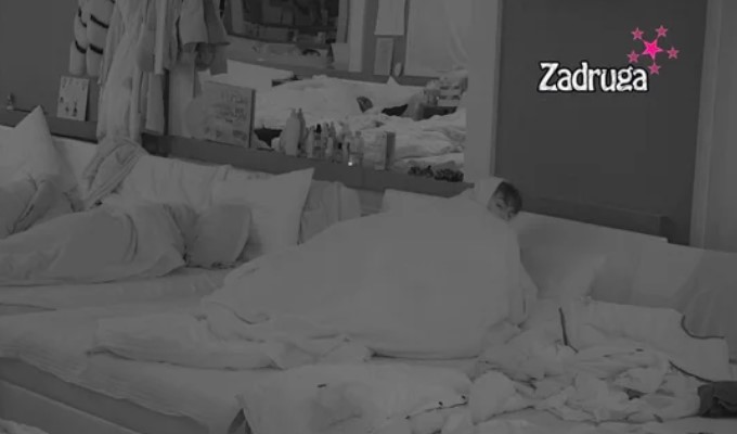 RASKRSTILA SA STAROM LJUBAVI, VRATILA SE NA SIGURNO Zola preblijedio i izletio iz sobe zbog Miljanine i Bebicine "saradnje"! (VIDEO 18+)