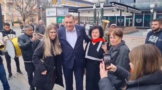 DODIK GRAĐANIMA BANJALUKE PRIREDIO IZNENAĐENJE Predsjednik Srpske novogodišnju atmosferu doveo do usijanja (FOTO/VIDEO)