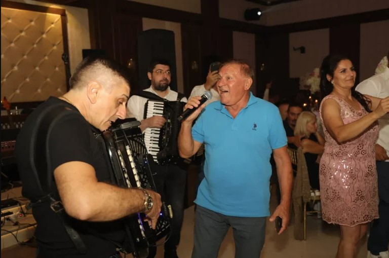 MILOŠ BOJANIĆ ZBOG JEDNE PESME RONIO SUZE SA GOSTIMA: „Klečimo, pjevamo i plačemo“