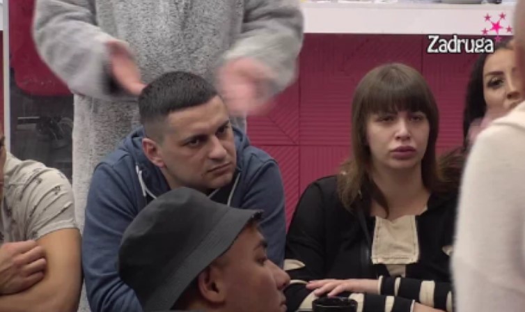 BEBICA MACANOVIĆ PRIJETI, LJUDI GA SMATRAJU PSIHOPATOM Namjerio se na Zolu i poručio: "Ja sam stara čekalica"