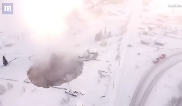 APOKALIPTIČNE SCENE U RUSIJI Kod skijališta se otvorila "kapija pakla", umalo progutala kuću (VIDEO)
