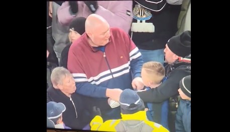 ZAMALO TUČA NA TRIBINAMA Žena pokušala oteti dječaku dres Njukasla, otac i čuvari morali reagovati (VIDEO)