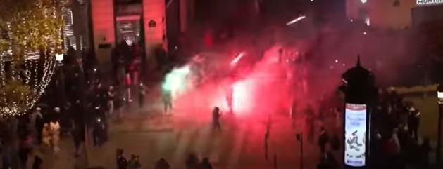 HAOS NA ULICAMA PARIZA Slavlje navijača zbog pobjede Maroka preraslo u sukob sa policijom, letjeli suzavac i šok-bombe (VIDEO)