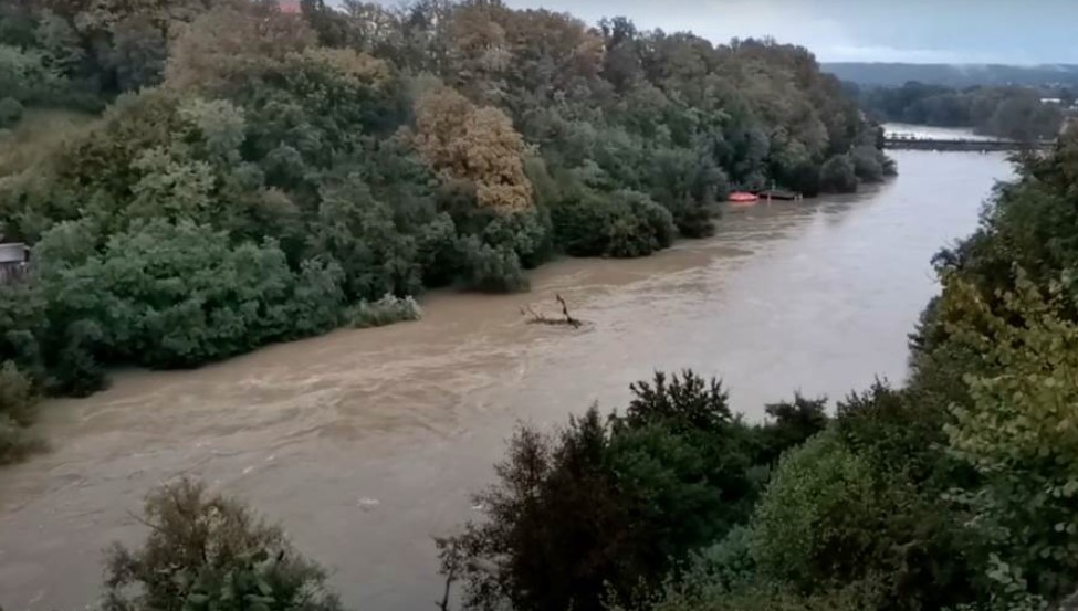 I KOMŠIJE U PROBLEMU Karlovac proglasio vanredne mjere, u Hrvatskoj Kostajnici vodostaj raste