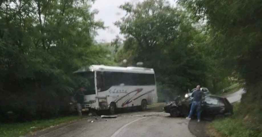UŽAS KOD VOJKE Prevrnuo se autobus koji je prevozio đake iz škole, vozač razbijao prozore da bi izvukao djecu