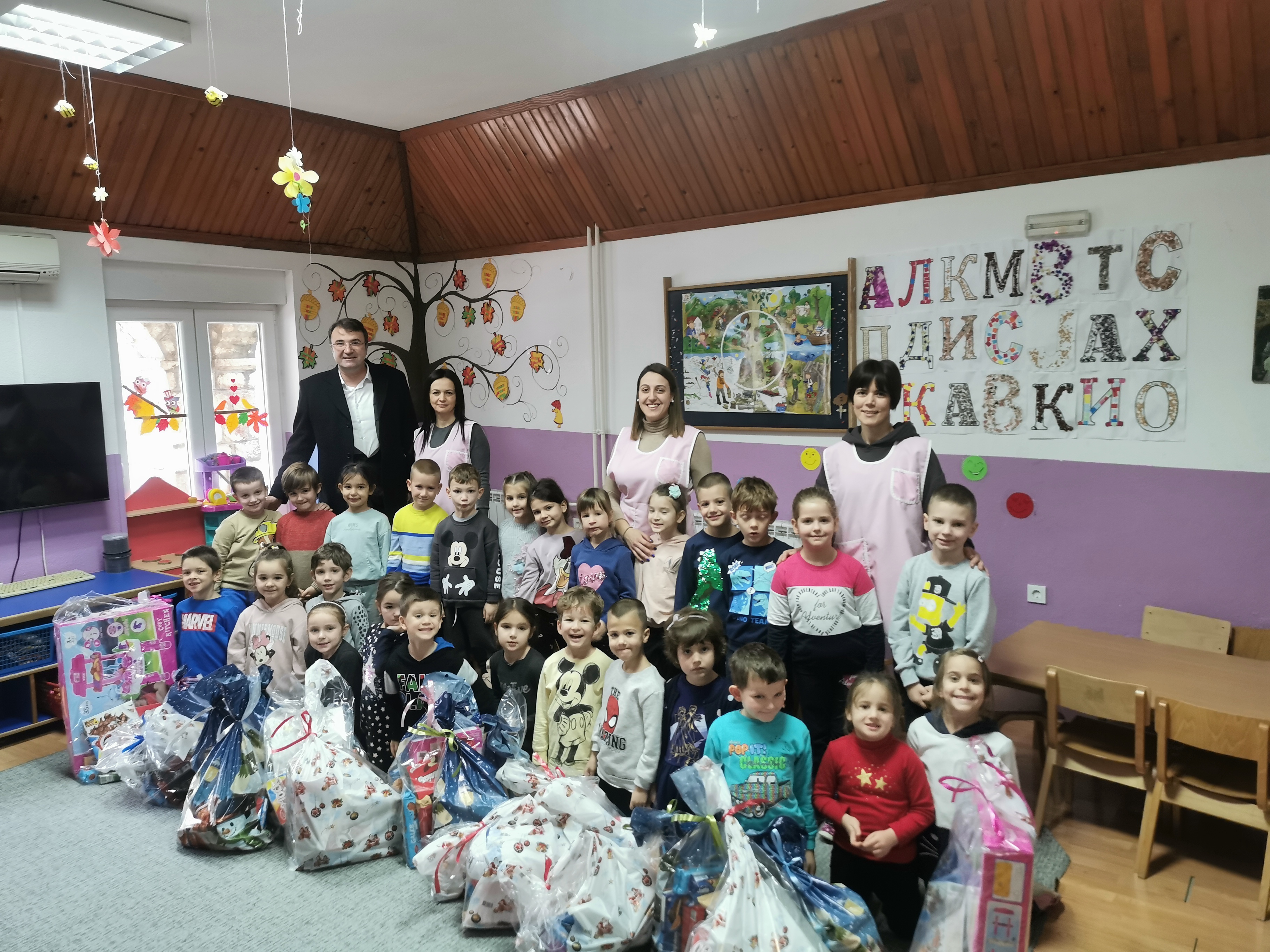 TRADICIONALNI PRAZNIČNI POKLONI ZA NAJMLAĐE Osmijeh na licima djece povodom Svetog Nikole