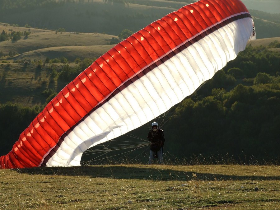 KREATIVAN POKUŠAJ ILEGALNE MIGRACIJE! Paraglajderom preletio granicu, sletio i zbrisao (VIDEO)