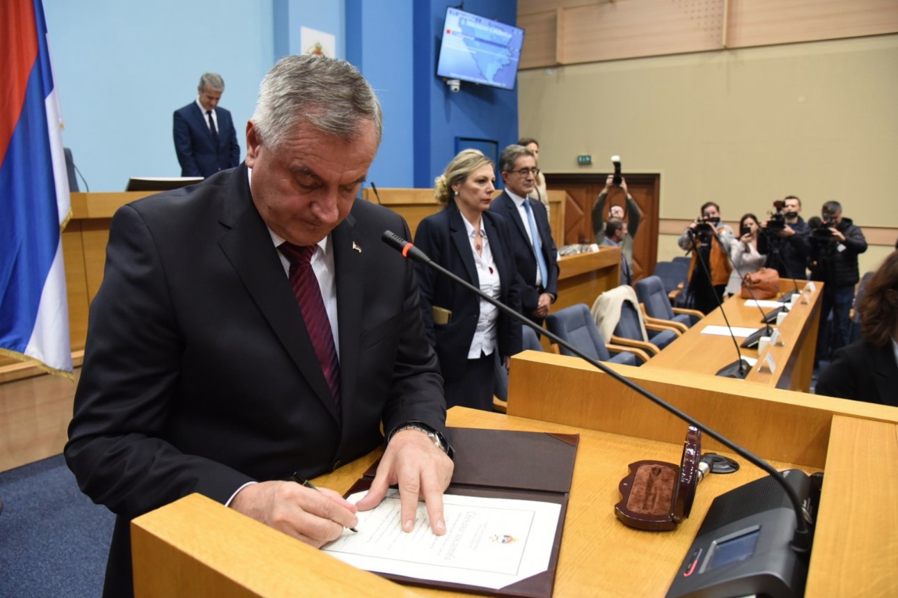 "ZA" GLASAO 51 POSLANIK, 23 BILO PROTIV Poslanici Narodne skupštine izabrali novu Vladu Republike Srpske (FOTO)