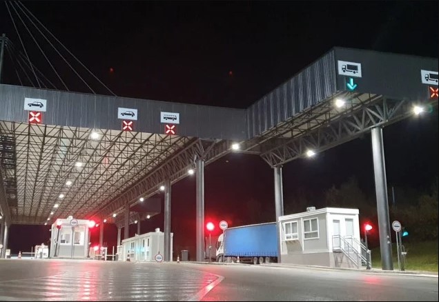 BLOKIRAN PRELAZ MERDARE Postavili su kamion sa prikolicom i traktore u cilju podrške Srbima ka KiM