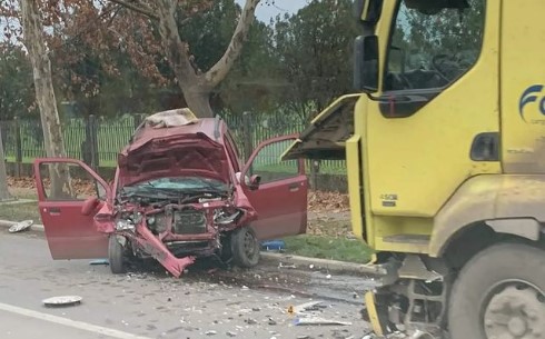 TEŠKA SAOBRAĆAJNA NESREĆA Jedna osoba poginula, automobil potpuno smrskan