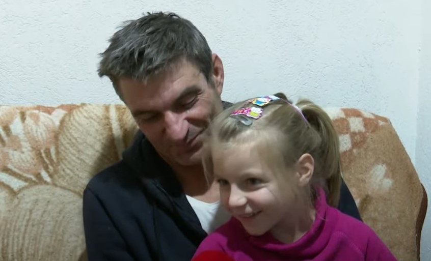 MAJKA OSTAVILA BILJANU (6) DOK JE PLAKALA U KOLIJEVCI Bolesni Slavko sam brine o kćerkici, žive u teškim uslovima i potrebna im je pomoć