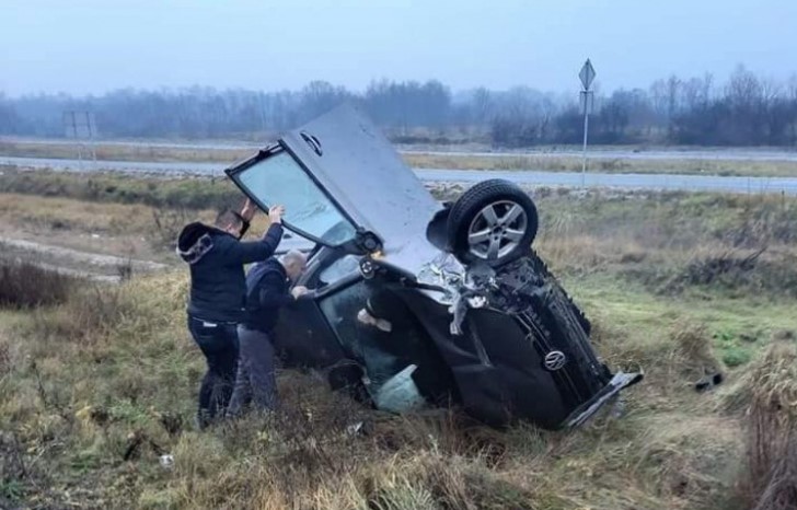 TEŠKA SAOBRAĆAJNA NESREĆA KOD ŽIVINICA Voz udario automobil