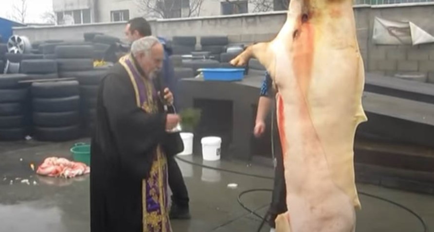 IZ RUBRIKE "SAMO NA BALKANU" Sveštenik na autopraonici blagosiljao svinjokolj (VIDEO)