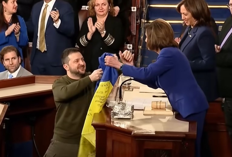 "AMERIČKA POMOĆ NIJE MILOSTINJA" Zelenski se obratio Kongresu SAD-a i poklonio im posebnu ukrajinsku zastavu (VIDEO)