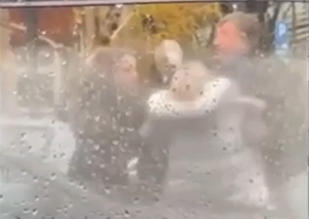HAOS U CENTRU BEOGRADA Tuča žena zaustavila saobraćaj (VIDEO)