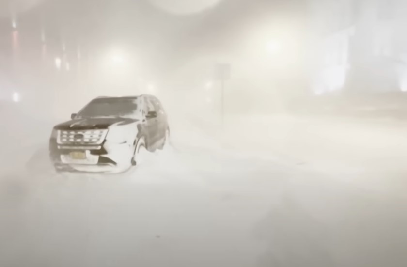 APOKALIPTIČNE SCENE U SAD Snijeg zameo gradove, broj poginulih porastao na 34 - alarmi upaljeni za skoro 200 miliona ljudi (VIDEO)