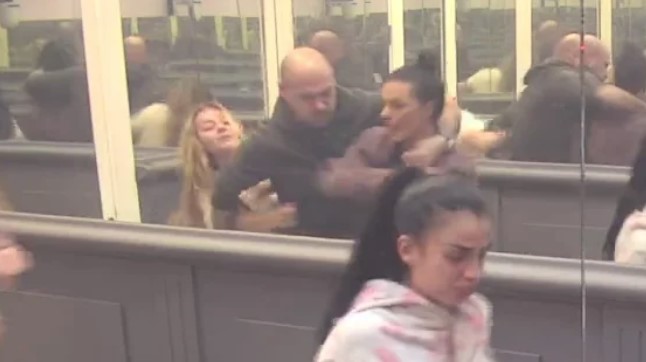 KARAMBOL U PUŠIONICI! Valentina i Anita u brutalnom okršaju, zadrugari uleteli da ih razdvajaju! (VIDEO)