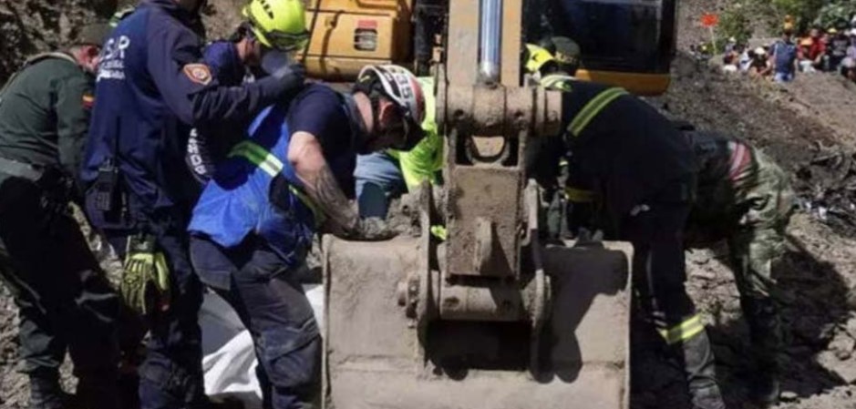 PRONAĐENA TIJELA 33 OSOBE Odron zatrpao autobus u Kolumbiji