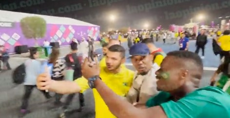 SKANDAL U DOHI Legendarni fudbaler šutnuo snimatelja u glavu (VIDEO)