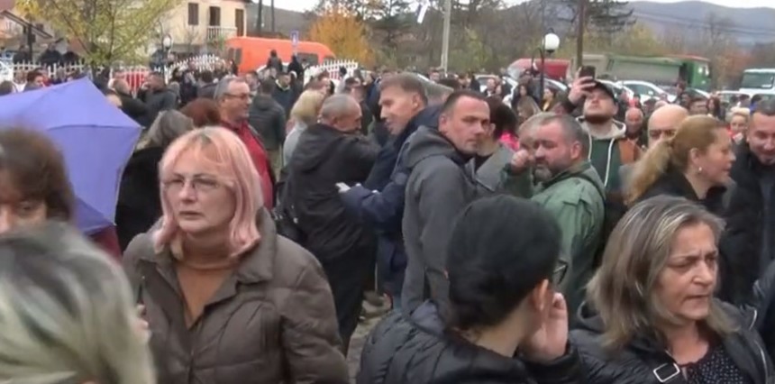 POLICIJA POKUŠALA DA UĐE U PROSTORIJE OPŠTINE Sirene za vazdušnu opasnost u Zubinom Potoku
